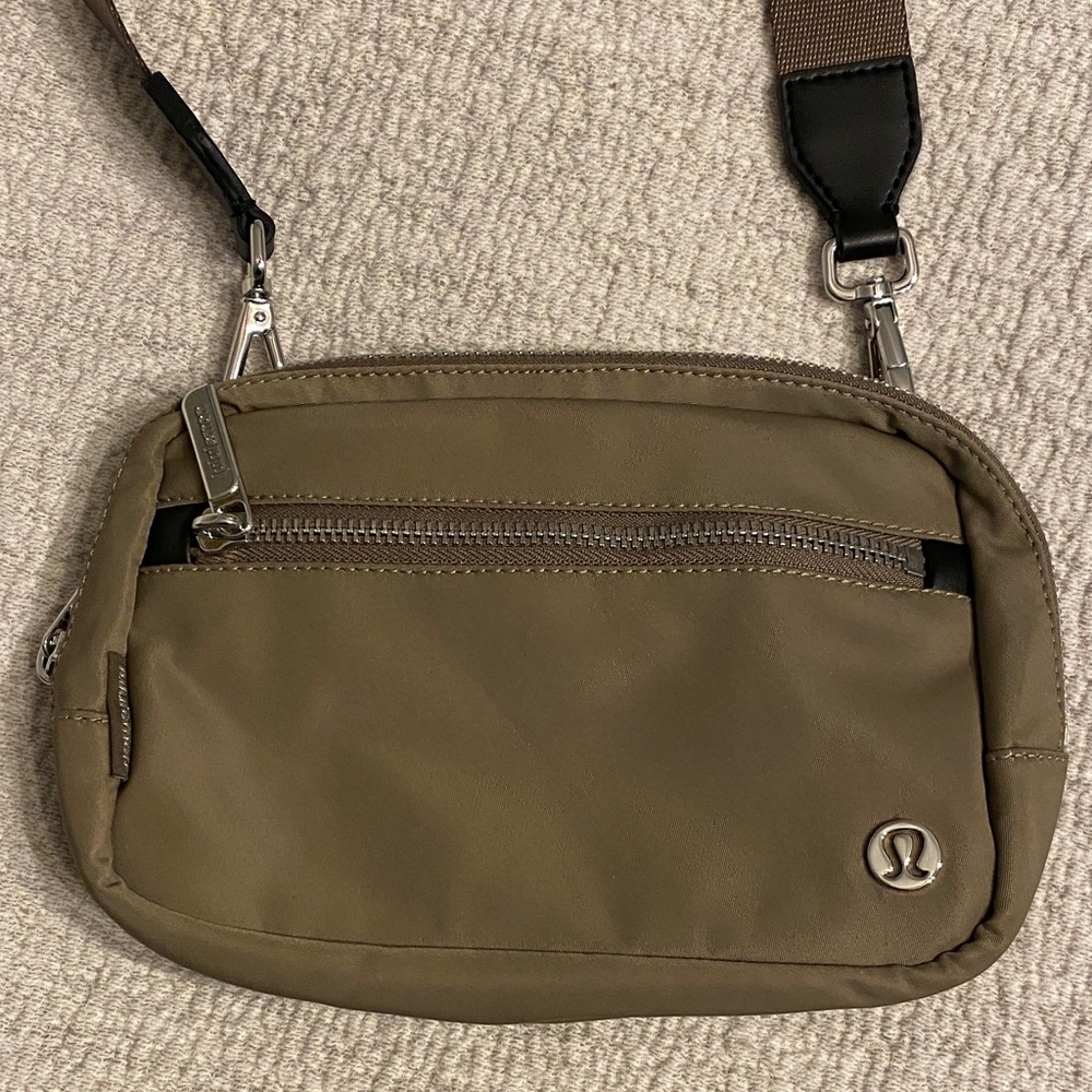 Lululemon Everywhere Crossbody Large